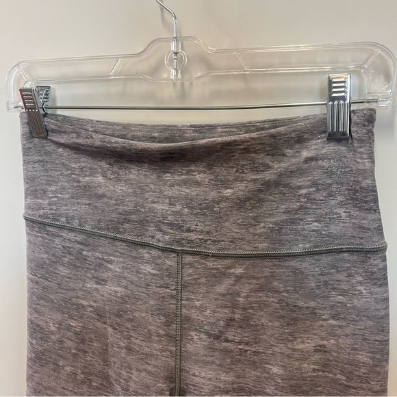 Peloton grey sparkle and striped leggings leggings 7/8 length size medium - Picture 4 of 10